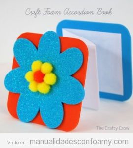 Libro acordeón hecho con foamy o goma eva para niños con adorno de flor