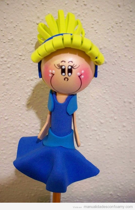 Muñeca de cenicienta hecha en goma eva para lápiz