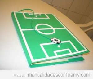 Cuaderno forrado de goma eva con forma campo fútbol