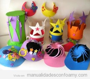 Coronas y sombreros hechos con foamy para fiesta infantil