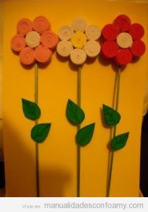 Flores hechas con tiras enrolladas de foamy