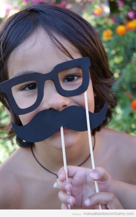 Gafas y bigote de goma eva para jugar con niños
