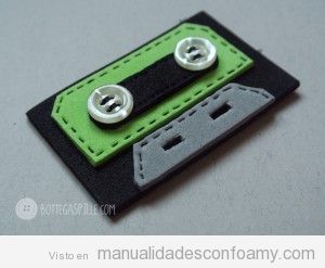 Cassete retro hecho con goma eva