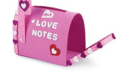 Un buzón para cartas de amor en foamy