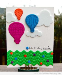 Tarjeta de felicitación hecha con goma eva, globos y nubes
