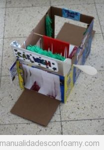 Tunel de lavadod e coches de juguete con foamy y cartón