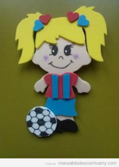 Muñeca de goma eva, futbolista con la camiseta del Barça