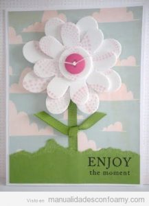 Tarjeta de felicitación hecha con una flor de foamy