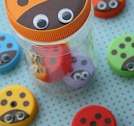 Manualidad en goma eva para niños: tapones de plástico que se convierten en mariquitas