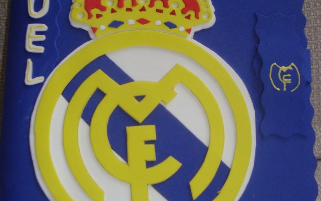 Escudo del Real Madrid en una libreta hecho con foamy