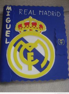 Escudo del Real Madrid en una libreta hecho con foamy