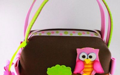 Bolso de goma eva con un búho en una rama
