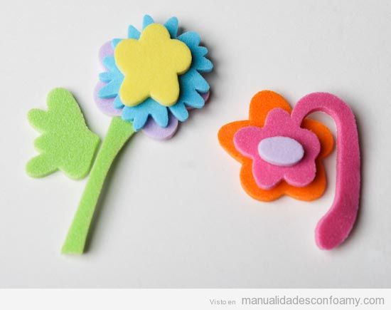 Flores sencillas de foamy para realizar con niños como manualidades