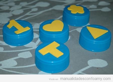 Una manualidad para niños: tapones de plástico convertidos en sellos de goma eva