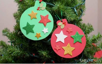 Bolas de árbol de Navidad con estrellas de purpurina hechas con goma eva