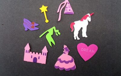 Una princesa con castillo, unicornio, varita mágica y demás en goma eva