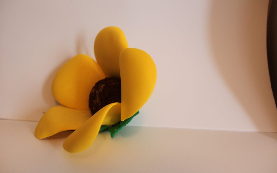 Flor amarilla de goma eva, aprende a dar forma a los pétalos paso a paso