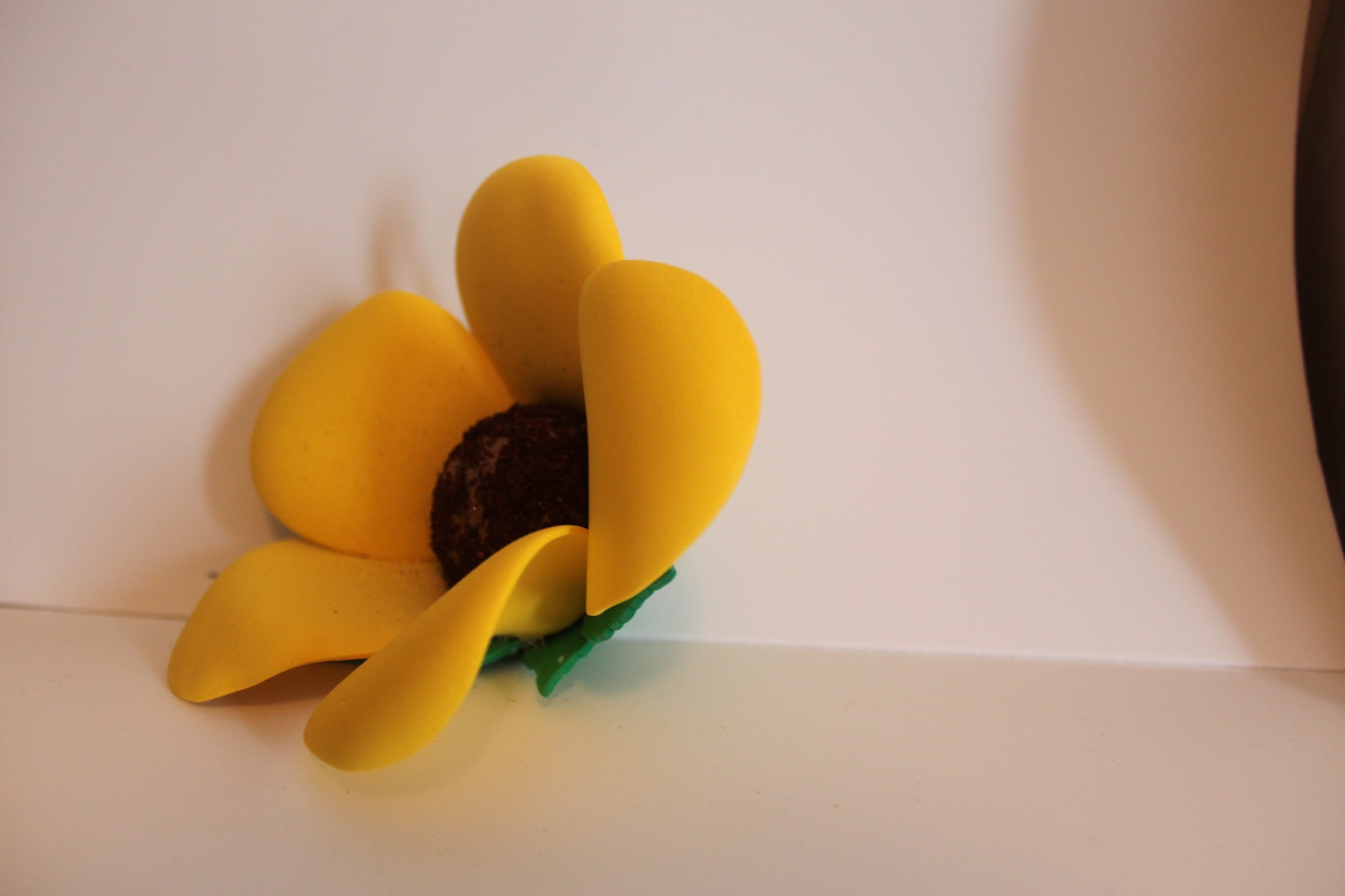 Flor amarilla de goma eva, aprende a dar forma a los pétalos paso a paso •  Manualidades con Foamy
