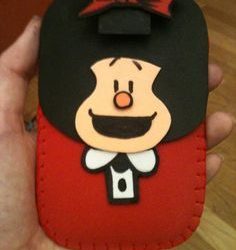 Una funda de móvil hecha con goma eva con la forma de Mafalda!