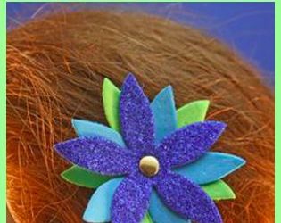 Clip del pelo hecho con una flor de goma eva, manualidad para niñas