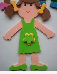 Una muñeca en 2D hecha con foamy, una manualidad fácil para hacer con niños