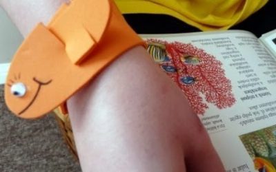 Un marcapáginas que a la vez es pulsera hecho con goma eva (vídeo)
