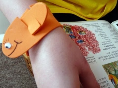 Un marcapáginas que a la vez es pulsera hecho con goma eva (vídeo)