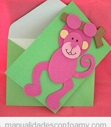 Postal de felicitación con forma de mono hecha con cartulina y goma eva