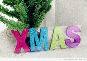 Palabra XMas con letras de goma eva con purpurina, decorar Navidad