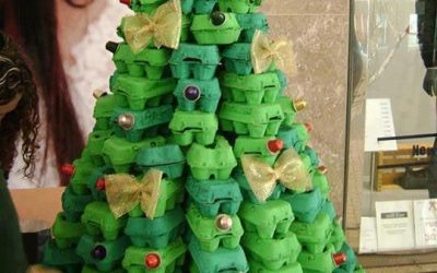 Árbol de Navidad con cajas de huevos perfecto para hacer con tus hijos