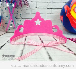 Corona de reina hecha con foamy para cumpleaños infantiles