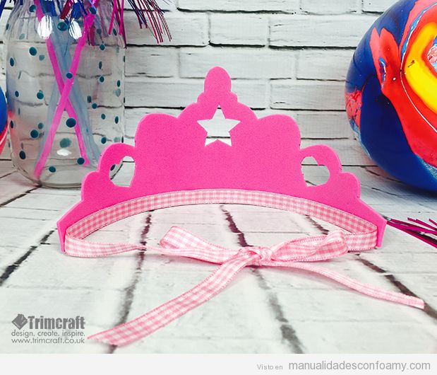 Corona de reina hecha con foamy para cumpleaños infantiles