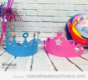 Corona de rey y reina hecha con foamy para cumpleaños infantiles