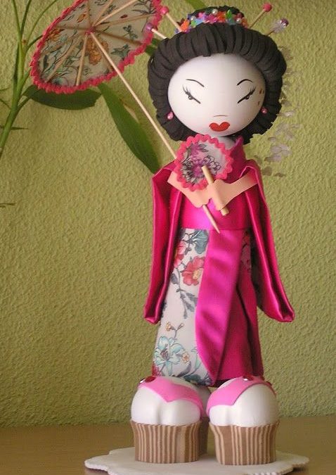 4 muñecas fofuchas con el traje tradicional japonés